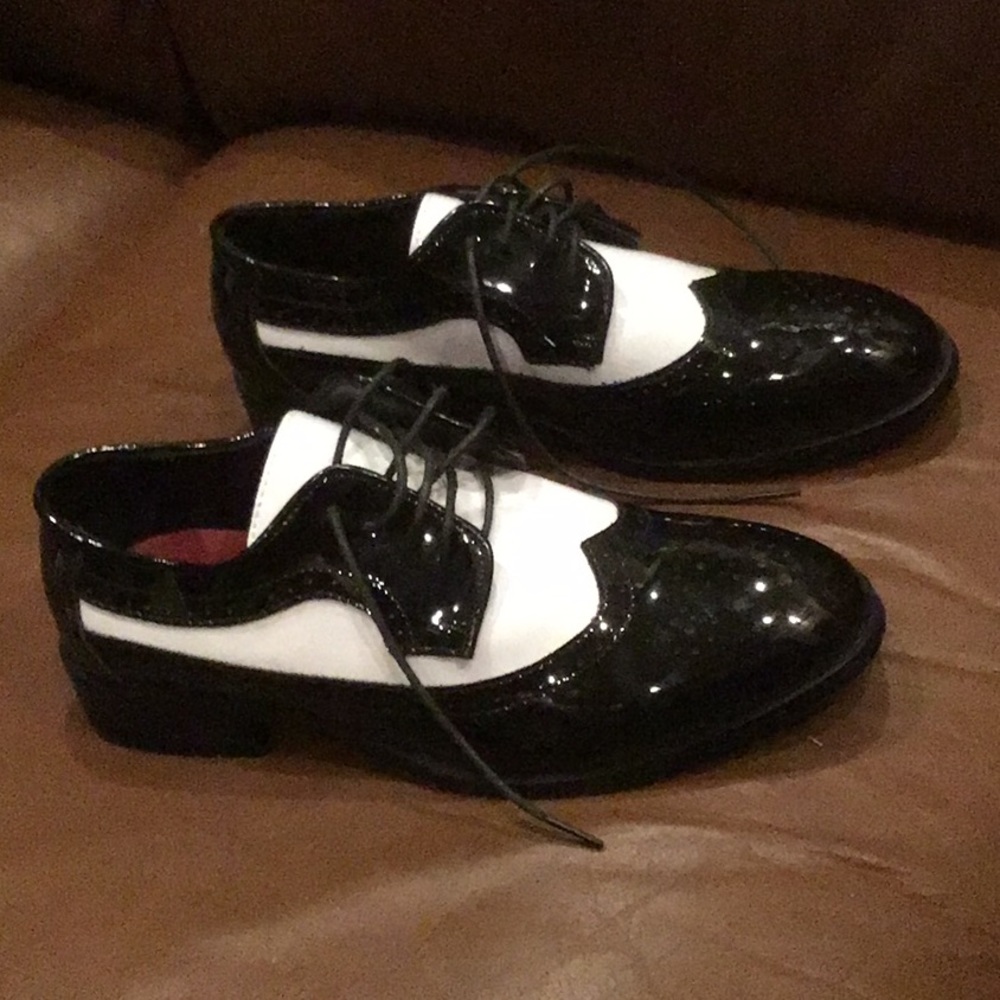 Spectator dress shoes